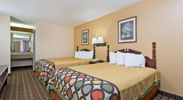 Четырёхместный номер Standard Super 8 by Wyndham Franklin Hwy 31