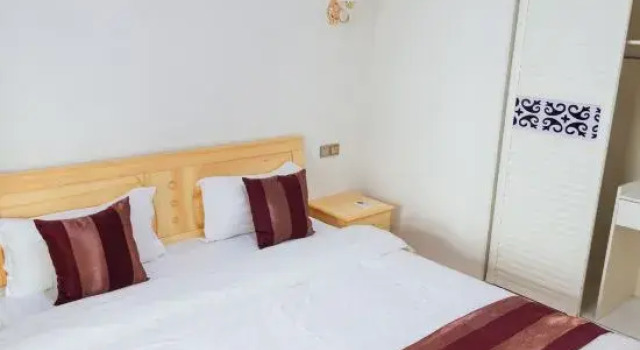 Семейный люкс с 2 комнатами с балконом и с видом на сад Sincerity Holiday Apartment Hostel