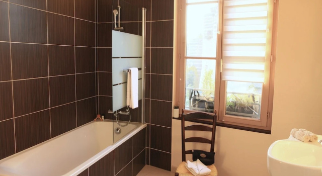 Трёхместный номер Premium Logis Hôtels- Hôtel Marguerite dAnjou Angers château