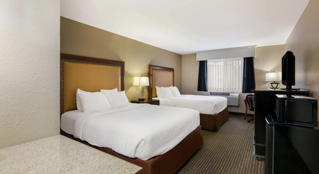 Четырёхместный номер Standard Revel Hotel Minot - SureStay Collection by Best Western