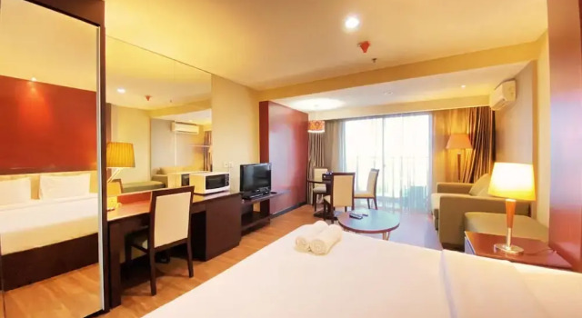 Fancy And Nice Studio At El Royale Apartment, Book Apartment Hotels in Bandung with a Pool, near Braga City Walk, Swimming Pool