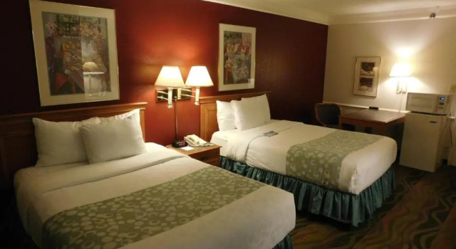 Четырёхместный номер Standard Days Inn & Suites by Wyndham Arlington Heights