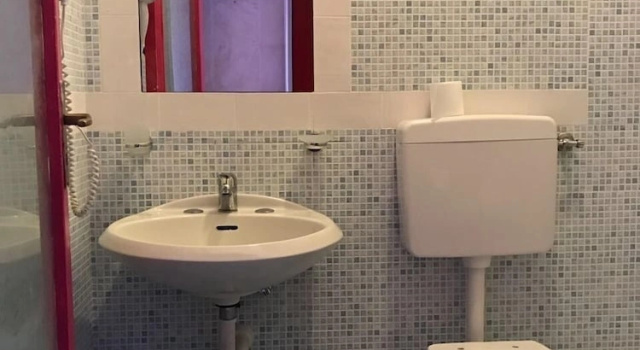 Кровать в общем номере с красивым видом из окна ring hostel