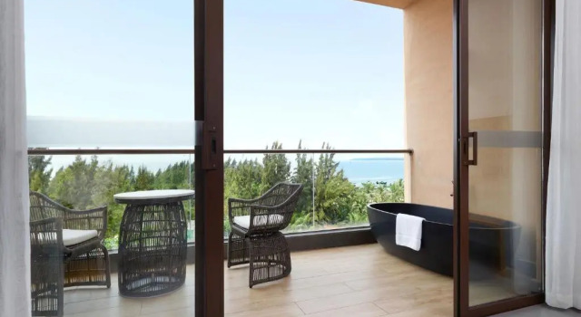 Четырёхместный номер Standard с балконом и с видом на море Sheraton Maoming Romantic Beach Resort