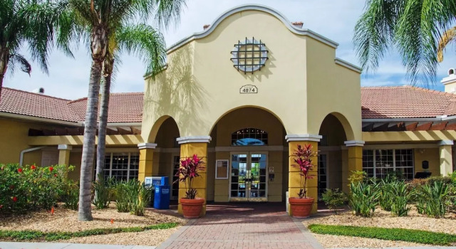 Huge, Tastefully Furnished Condo With Wood Floors! 3bd/2ba at Vista Cay 3vc049, Varaa Hotelli Hotellit Kissimmee pysäköinnillä, Pysäköinti