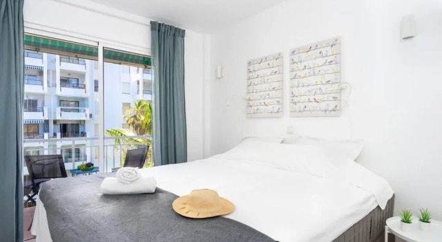 Семейные апартаменты с 2 комнатами с балконом и с красивым видом из окна Apartment - 2 Bedrooms with Pool, WiFi and Sea views - 107864