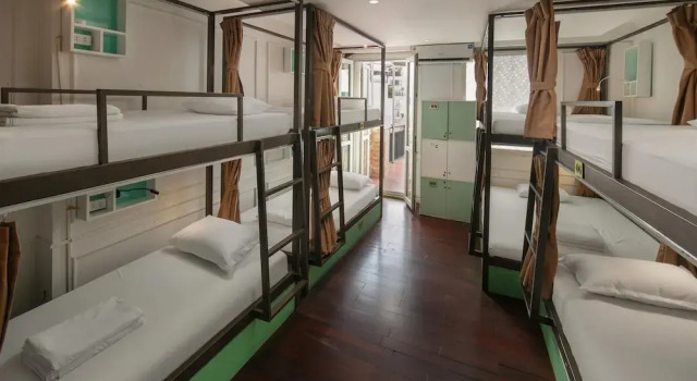 Кровать в общем номере с балконом Hanoi Traveller House