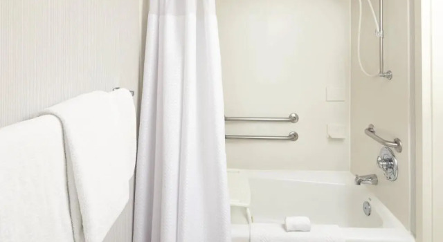 Двухместный люкс с 2 комнатами Courtyard by Marriott Detroit Brighton