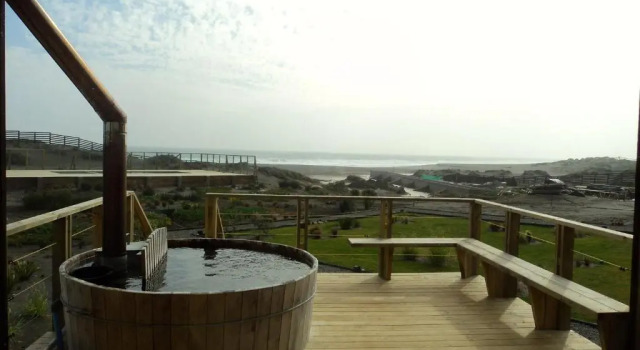 Бунгало с балконом и с красивым видом из окна Lodge del Mar