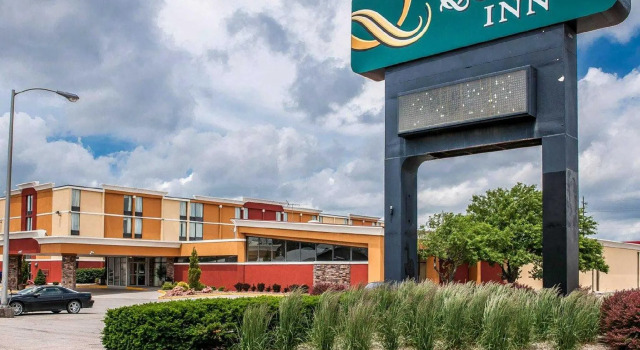 Кровать в общем номере Quality Inn Terre Haute University Area