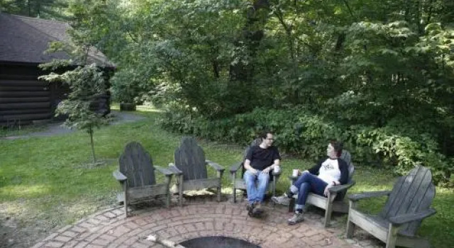 White Pines Inn, Book Hotel Mount Morris Illinois