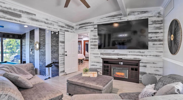 Modern Seminole Home w/ Patio, 3 Mi to Beach!, Book Hotel 3-stjernede hoteller i Seminole, 3*