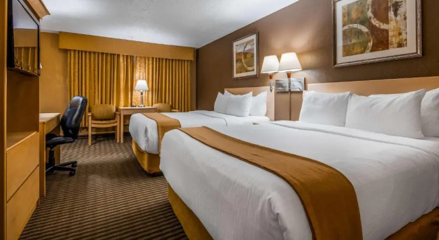 Четырёхместный номер Standard Seven Oaks Hotel Regina, SureStay Collection by Best Western