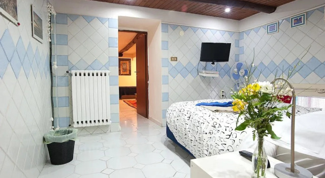 Immagineazione B&B, Забронировать Отель «постель и завтрак» Пьяцца-дель-Плебишито Неаполь, рядом с Palazzo del Banco di Napoli
