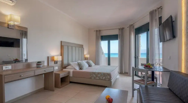 Полулюкс с балконом и seafront Christina Beach Hotel