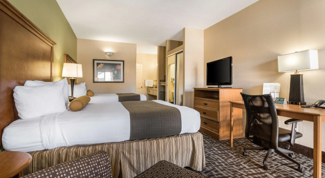 Четырёхместный номер Standard SureStay Hotel by Best Western Alice
