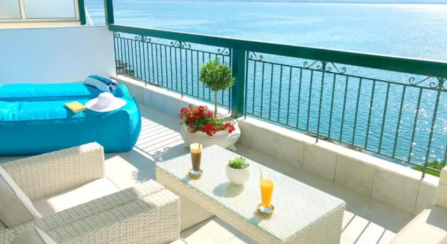 Апартаменты Colours Seaview Apartment