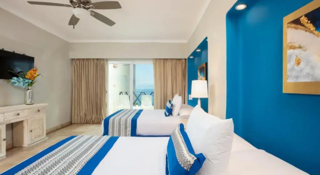 Номер Superior с балконом и с видом на море Blue Chairs Beachfront Resort Puerto Vallarta