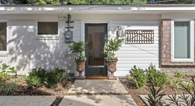 Chic Ocean Springs Vacation Rental Near Downtown!, Забронировать Отель Оушен-Спрингс Миссисипи - побережье, рядом с Little Childrens Park