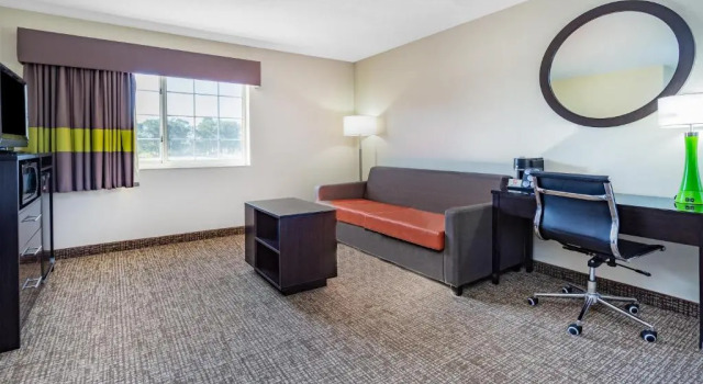 Люкс Deluxe Emmetsburg Hotel & Suites