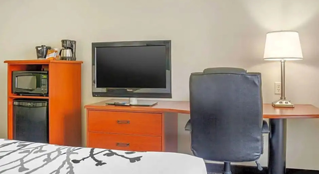 Трёхместный люкс Sleep Inn & Suites Milwaukee Airport