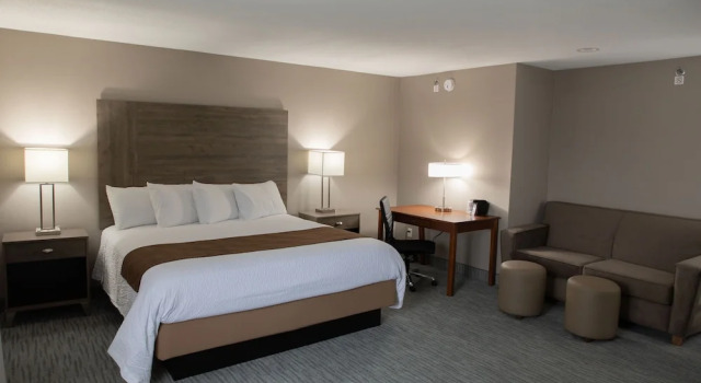 Двухместный люкс Lomira Inn and Suites