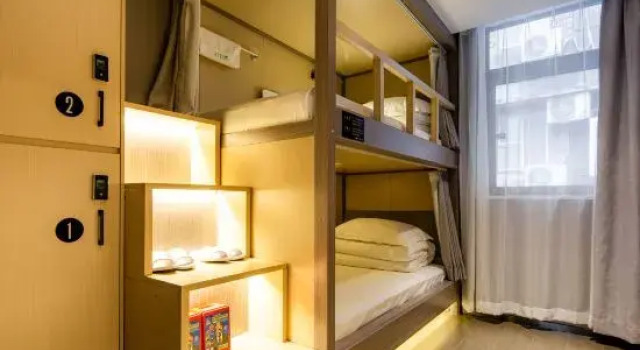 Кровать в общем номере (мужской номер) Heye Youth Travel Homestay (Xi'an Huimin Street Bell Tower Subway Station)