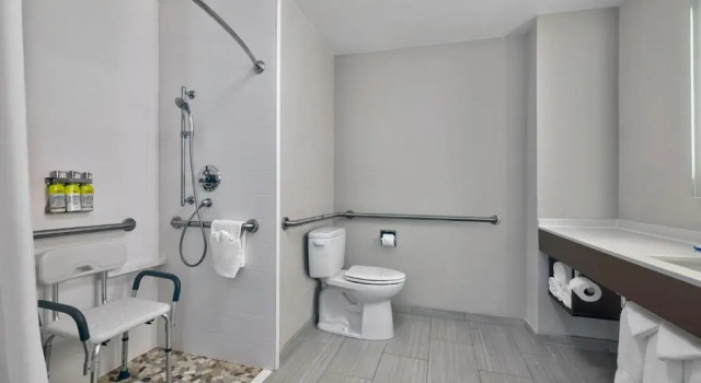 Люкс Holiday Inn Express Hotel & Suites Kansas City - Grandview by IHG