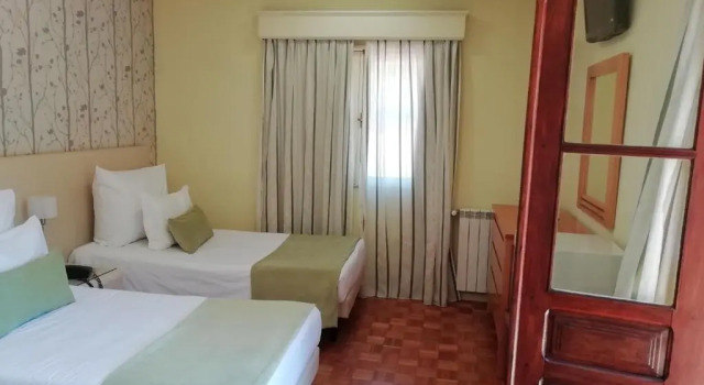 Двухместный номер Standard с балконом Adelaide Hotel