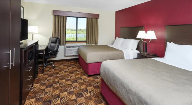 Номер Deluxe AmericInn by Wyndham Elkhorn Near Lake Geneva