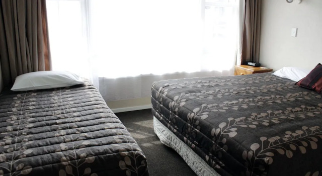 Семейные апартаменты с 2 комнатами Colonial Motel