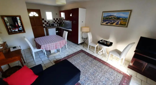 Coquet T2 ,terrasse,parking ,4 kms d Avignon