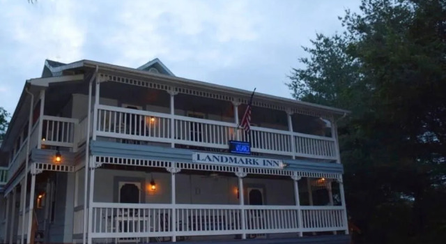 Landmark Inn, Забронировать Отель Отели Table Rock Lake с парковкой, Парковка