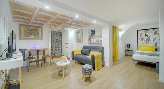 Студия #31 Comfy place in the Old Town Balcony & AC 2Min to Beach
