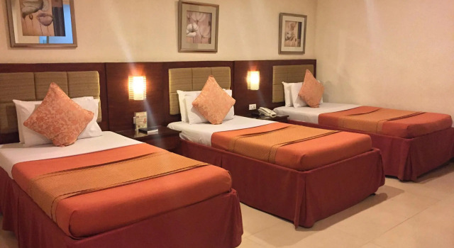 Трёхместный номер Standard Royal Garden Hotel