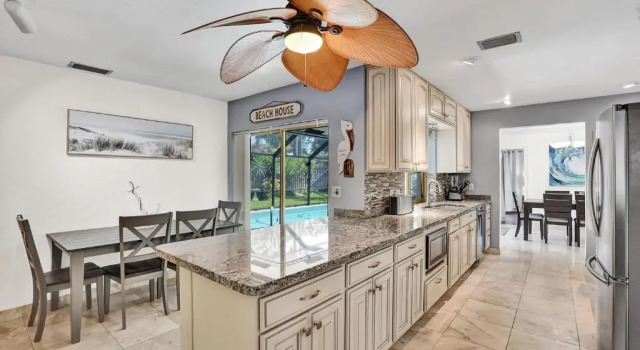 Коттедж Family Friendly Home- 7 Minutes from the Beach!