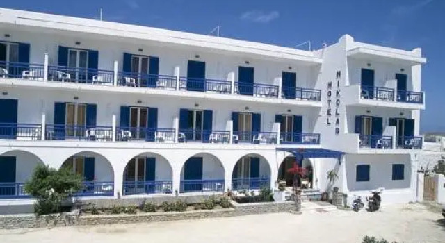 Кровать в общем номере Nikolas Hotel