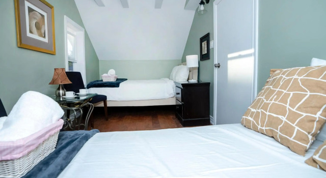 Cute 2-story, 2-bdrm Loft, Mins to Beach and Lake, Varaa Hotelli  