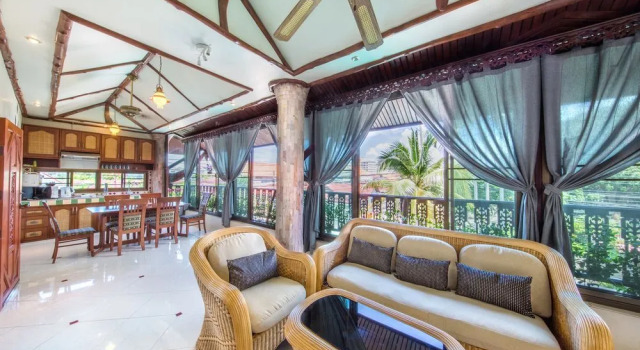 Grand Party Pool Villa
