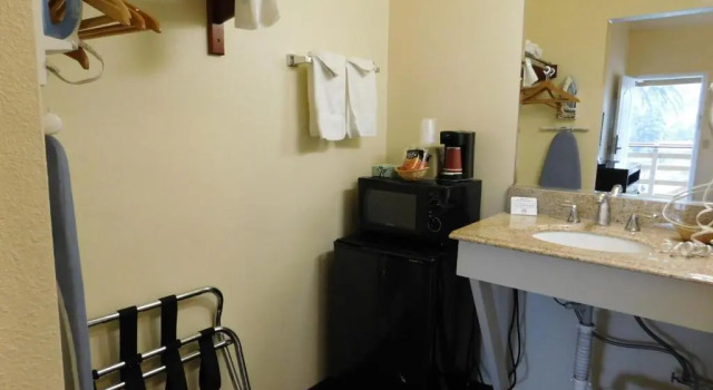 Четырёхместный номер Standard Ocean Palms Motel