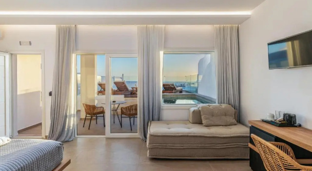 Полулюкс с красивым видом из окна Avra Luxury Suites Mykonos