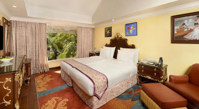 Люкс с балконом Mayfair Spa Resort & Casino