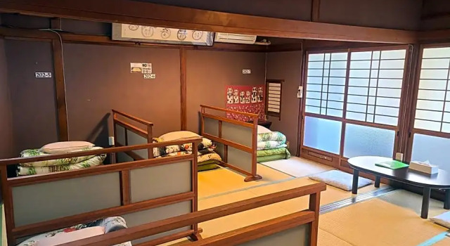 Кровать в общем номере Guest House Matsukiso