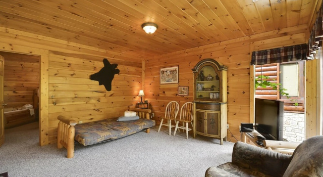 Spacious Cubby Bear Cabin with Private Hot Tub by Redawning
