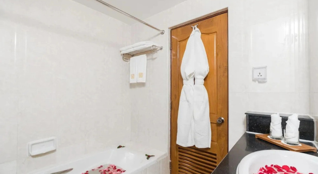 Полулюкс с балконом и с красивым видом из окна The Hub Hotel