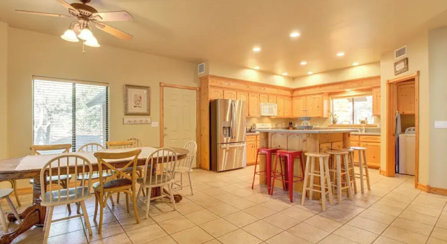 Коттедж Great for Gatherings! Family Cabin in Lakeside