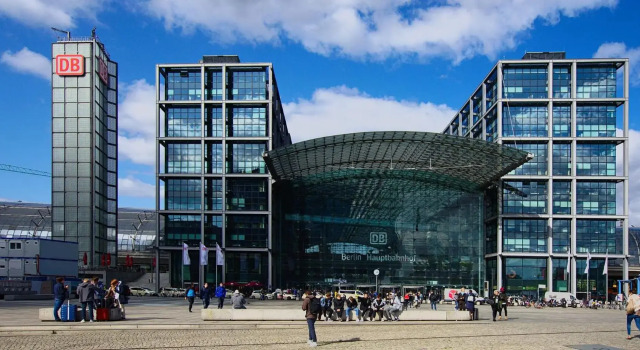 2 independent Luxury LOFTS side by side. 152m2. 4BR. Co-CLEAN grocery help, Rezerwuj Hotel Berlin Niemcy, w pobliżu Boros Foundation