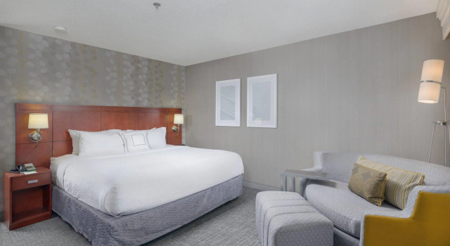 Двухместный люкс с 2 комнатами Courtyard by Marriott New Haven Orange