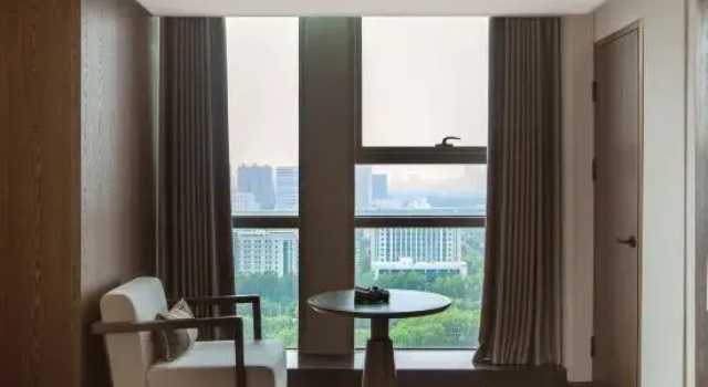 Люкс QIANNAHOTEL SPLENDOR（Zhengzhou East Railway Station Longzihu University District）