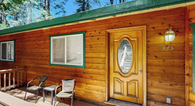 Коттедж Cozy Cabin w/ Jetted Tub & Dog-friendly